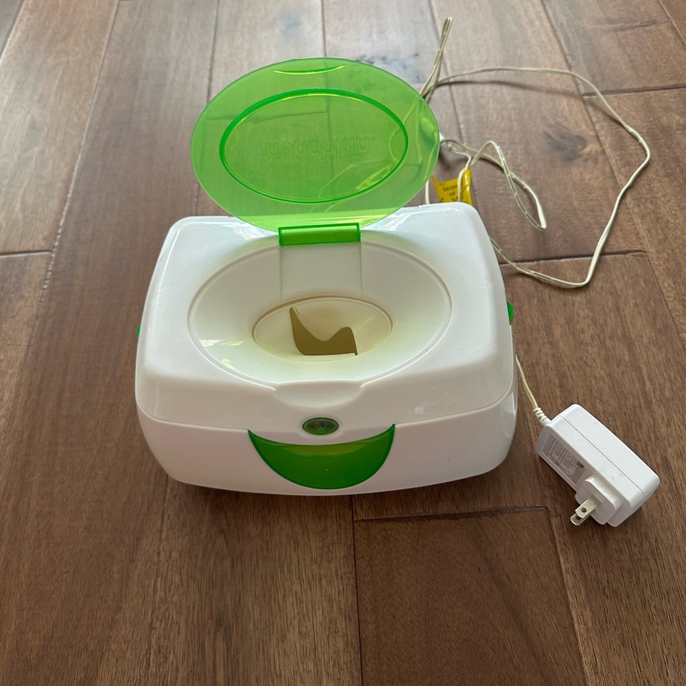 Munchkin Green and White Wipe Warmer & Nuby Dish